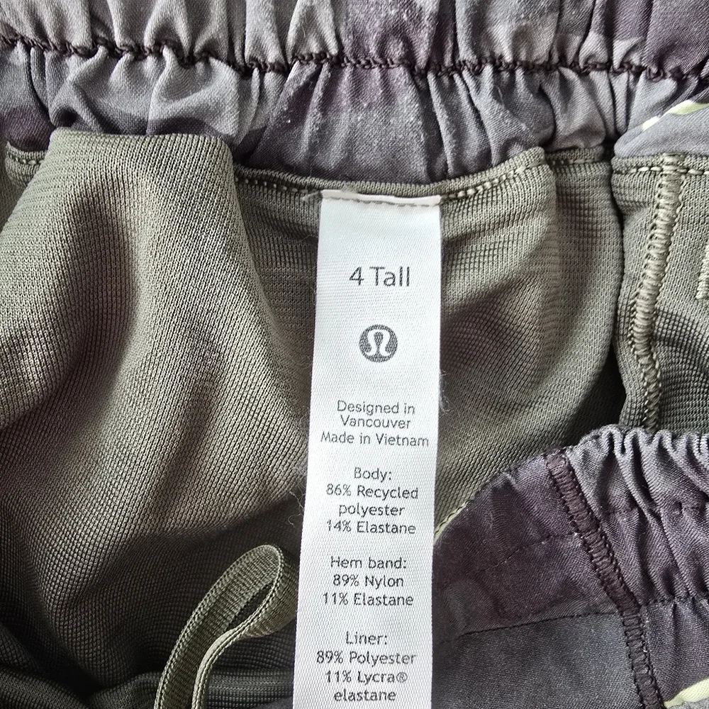 Lululemon Camo Print Running Women's Shorts Sz 4 Tall - Picture 7 of 8